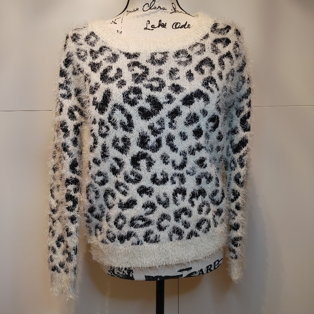 Mudd Leopard Eyelash Knit Sweater XS Oversized Cozy Soft Animal Print Pullover